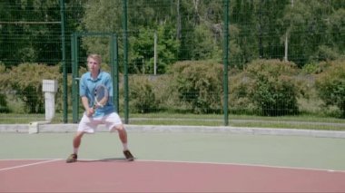 Backhand vuruş. Güçlü Tenis vurdu. Ağır çekim.