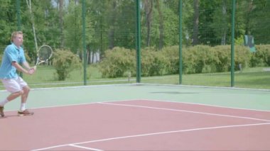 Eylem iktidarda. Tenis backhand havai çekim atlamak. Ağır çekim