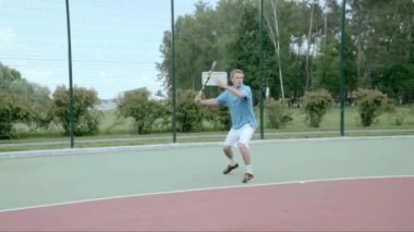 Güçlü forehand. Profesyonel mükellefi ile muhteşem atış. Ağır çekim