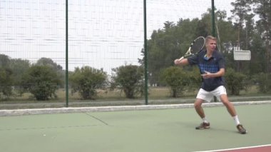 Güçlü forehand. Profesyonel mükellefi ile muhteşem atış. Ağır çekim