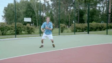 Güçlü forehand. Profesyonel mükellefi ile muhteşem atış. Ağır çekim