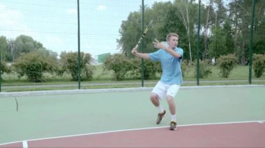 Güçlü forehand. Profesyonel mükellefi ile muhteşem atış. Ağır çekim
