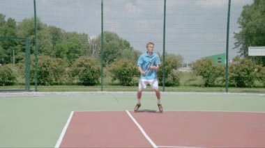 Güçlü forehand. Profesyonel mükellefi ile muhteşem atış. Ağır çekim