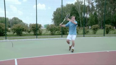 Güçlü forehand. Profesyonel mükellefi ile muhteşem atış. Ağır çekim