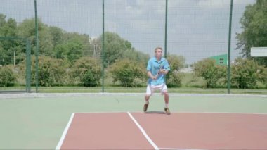 Güçlü forehand. Profesyonel mükellefi ile muhteşem atış. Ağır çekim