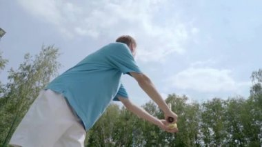 Profesyonel tenis oyuncusu ile hizmet vermektedir. Ağır çekim.