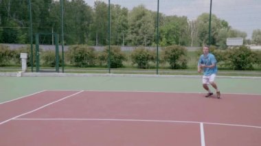 Güçlü forehand olarak atlama. Muhteşem Tenis ağır çekimde atış.