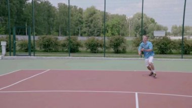 Güçlü forehand olarak atlama. Muhteşem Tenis ağır çekimde atış.