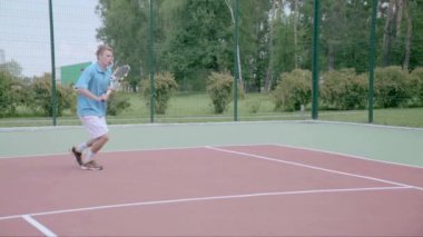 Tenisçi backhand dilim yarım sahada kullanır. Ağır çekim