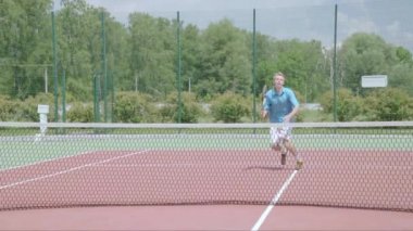 Tenis yükü atla smash. Yavaş motionv muhteşem atış