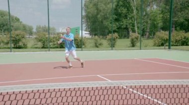 En iyi sürücü voleybolu profesyonel tenis oyuncusu ile vurdu. Ağır çekim.