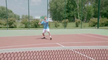 En iyi sürücü voleybolu profesyonel tenis oyuncusu ile vurdu. Ağır çekim.