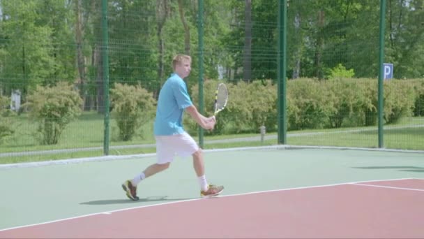 Dubbelhandige Backhand. Spectaculaire tennis schot in slow motion. — Stockvideo