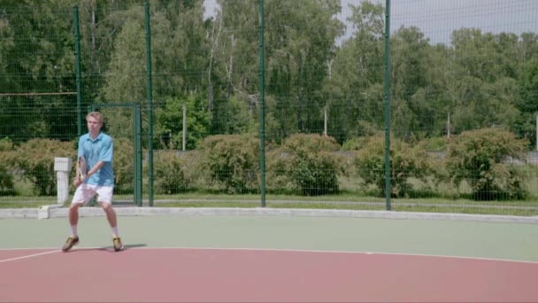 Backhand lijn. Krachtige tennis schot. Slow motion. — Stockvideo