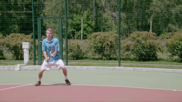 Backhand lijn. Krachtige tennis schot. Slow motion. — Stockvideo