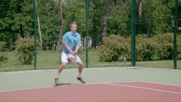 Dubbelhandige Backhand. Spectaculaire tennis schot in slow motion. — Stockvideo