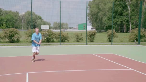 A hatalom akcióban. Tenisz fonák ugrik a fej lövés. Lassú mozgás — Stock videók