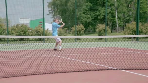 Teniszező a drop shot megüt. Labda halkan esik, csak miután a neten. Lassú mozgás — Stock videók