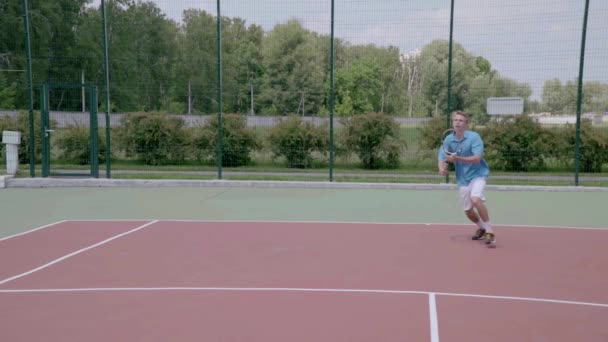 Krachtige forehand in stap-springen. Spectaculaire tennis schot in slow motion. — Stockvideo