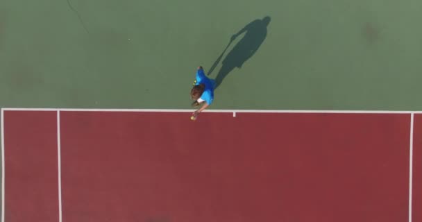 Aufschlag mit Tennisprofi. Ansicht von oben aus dem Quadrocopter. 4k — Stockvideo