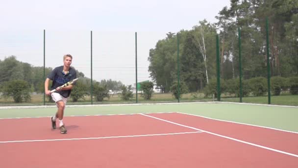 Tennisspelare använder backhand slice och än flyttar till nätet. Slow motion — Stockvideo