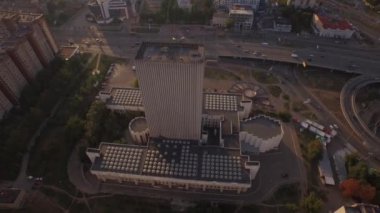 Uçan çevresinde büyük bina, Vernadsky Milli Kütüphanesi Ukrayna