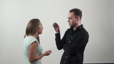 Kadın ve erkek arasındaki çatışma, çift kavgası. Yavaş çekim