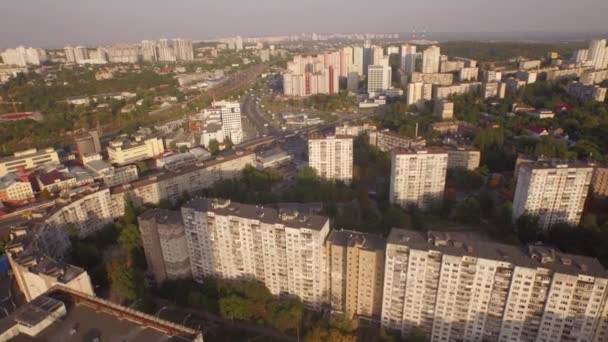 Vista aérea urbana. Zona residencial en la ciudad de Kiev. Volando sobre las cuadras de la ciudad — Vídeos de Stock