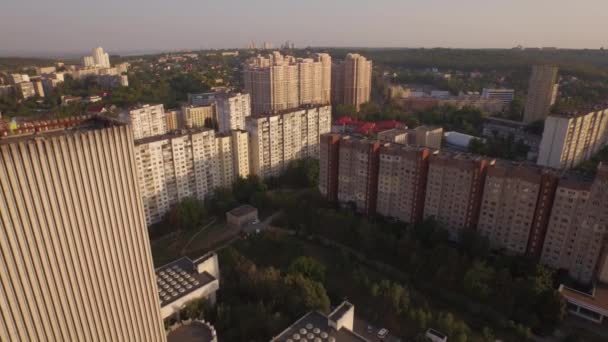 Urban Flygfoto. Bostadsområde i Kiev city. Flygande ovanför staden block — Stockvideo