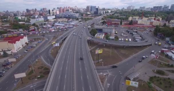 Widok z lotu ptaka dwupoziomowego skrzyżowania dróg w dużym mieście. — Wideo stockowe