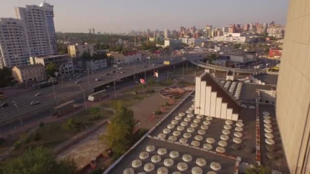 Vista aérea del cruce de dos niveles en la gran ciudad . — Vídeos de Stock