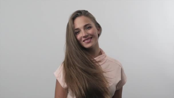 Giovane ragazza che gioca con i capelli lunghi e sorridente. Rallentatore — Video Stock