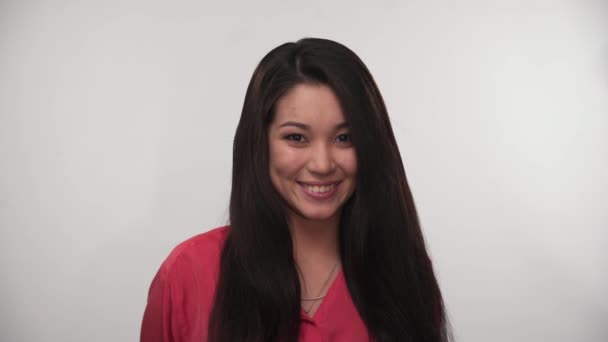Kameraya gülümseyen güzel genç Asyalı kadının portresi. Yakın çekim portre — Stok video