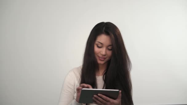 Ritratto di bella ragazza asiatica usando tablet e sorridendo alla fotocamera — Video Stock