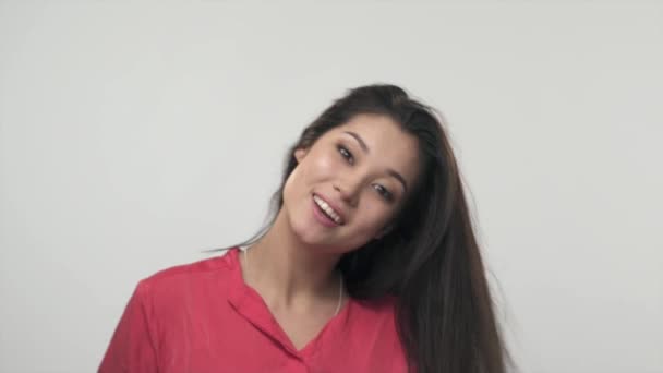 Bruna ragazza asiatica che gioca con i capelli lunghi e sorridente. Rallentatore — Video Stock