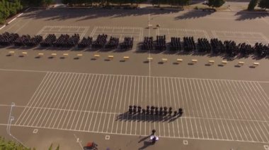 Polis Akademisi. Acemiler tören alanında duruyor. Havadan