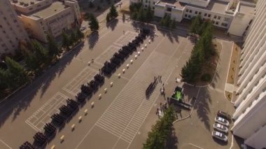 Polis Akademisi. Acemiler tören alanında duruyor. Havadan