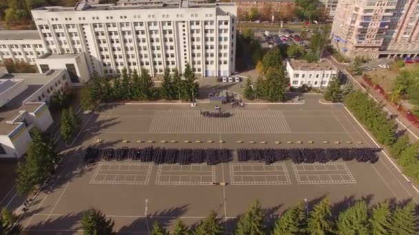 École de police. Des recrues debout sur le terrain de parade. Aérien — Video