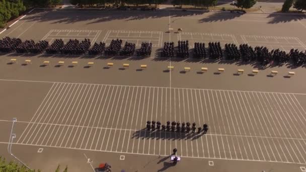Полицейская акаде Новобранцы стоят на парадной площадке. Воздушный — стоковое видео