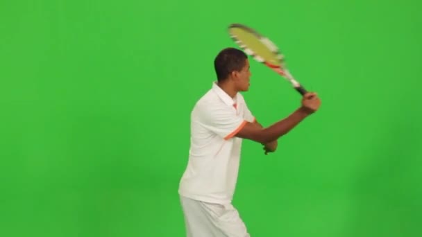 Jugador de tenis profesional hace diferentes tipos de tiros en una pantalla verde — Vídeo de stock