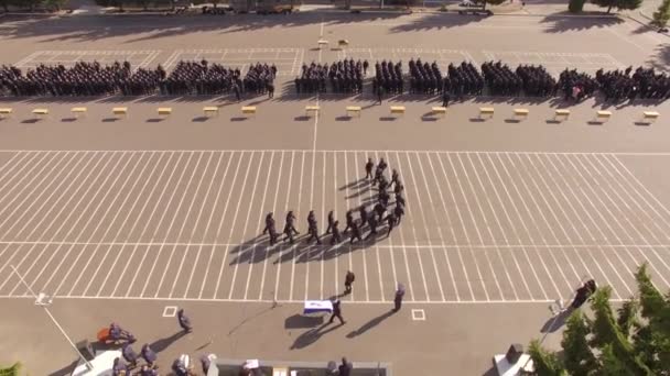 Politieacademie. Recruits Staande op het paradeterrein. Luchtfoto — Stockvideo