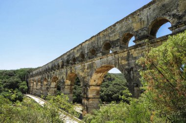 Pont du Gard, M.S. 1. yüzyılda yapılmış antik bir Roma su kemeri köprüsü.