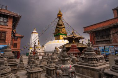 Maymun tapınağı olarak bilinen ünlü Swayambhunath stupası Budizm 'de en çok saygı duyulan yerlerden biridir, Katmandu, Nepal. Huzurlu atmosfer ve renkli bayraklar Nepal kültürünü ve dinini yansıtıyor.