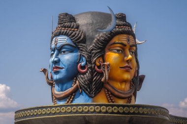 Pumdikot tepesinde Nepal 'deki Hinduizm manastırında Lord Shiva' nın devasa heykeli..