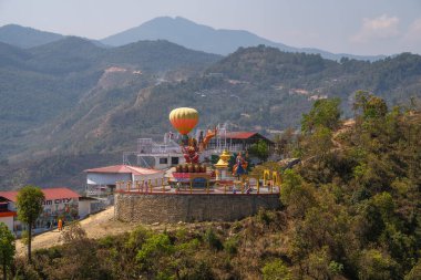 Pumdikot Tepesi 'nin tepesinde Annapurna sıradağlarının muhteşem manzaralı bir manastır olan eğlence parkı Pokhara yakınlarında ünlü bir yerdir..
