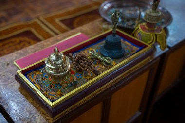 Sabah tapınağındaki boncuk, çan, eşarp ve renkli toz kullanılarak yapılan Budist dua aletlerinin resimleri..