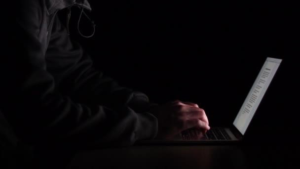 Zijaanzicht Van Een Hacker Die Een Tekst Schrijft Het Toetsenbord — Stockvideo