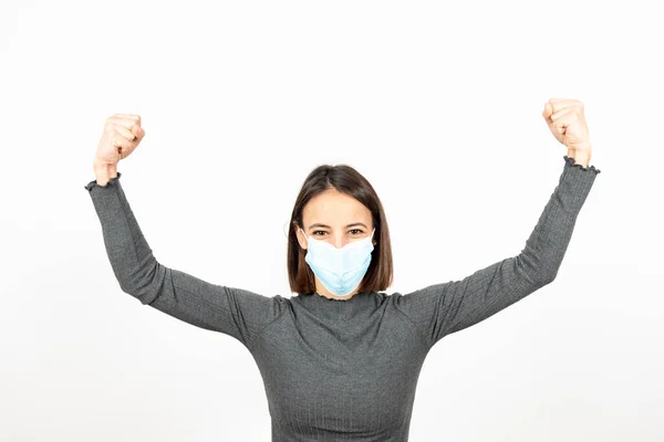 Латиноамериканка Маске Поднимает Кулаки Здравоохранение Время Пандемии Коронавируса — стоковое фото