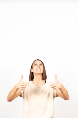 Başparmakları havada mutlu bir kadın beyaz fotokopi odasına bakıyor..