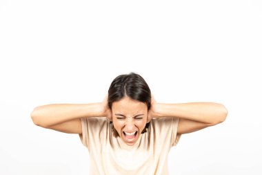 Psikoloji ya da akıl sağlığı konsepti. Umutsuzluğa kapılmış genç bir kadın elleri şiş ve yüksek sesle bağırıyor. Yukarıda kopya alanı olan bir stüdyo portresi.